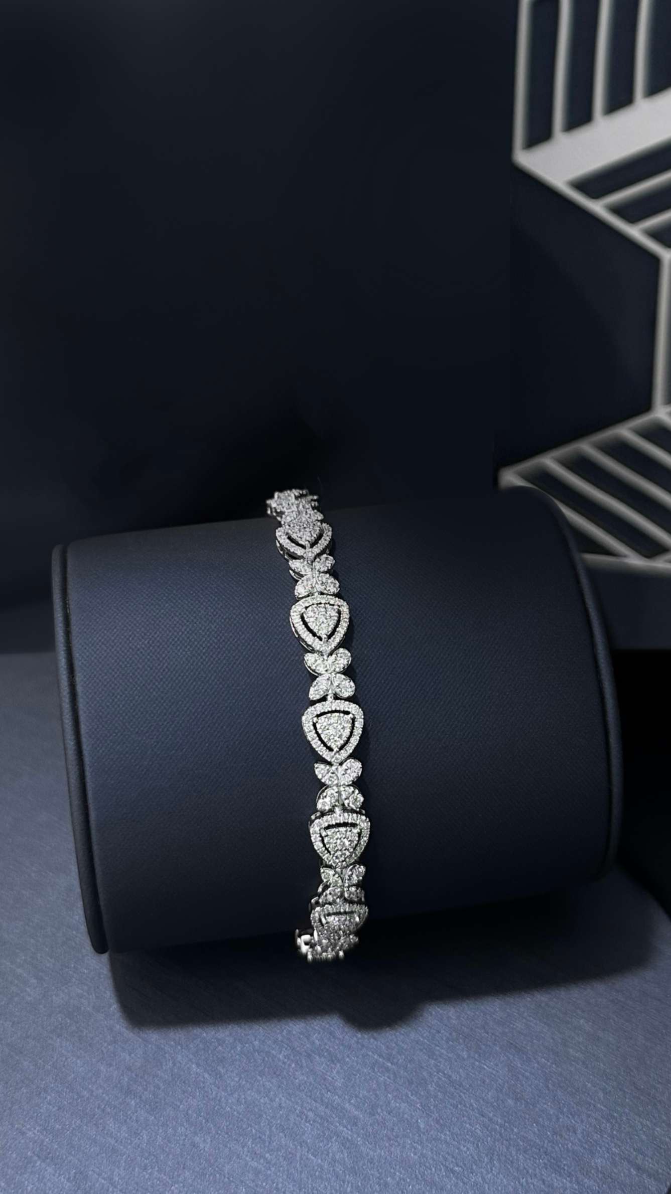 Flora Bracelet - HRD certificate